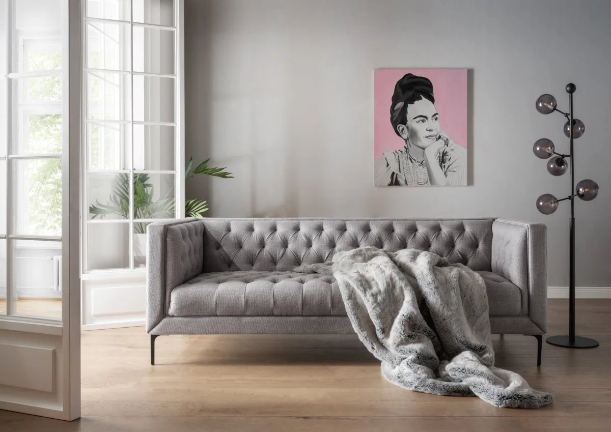 Sofa Dreisitzer Troia light grey mit Chesterfield Steppung