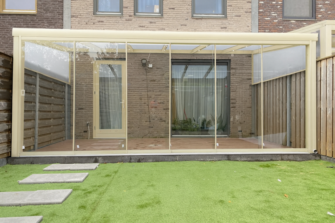 Glasschiebewand Matrix inkl. 10 mm ESG Klarglas in Cremeweiß RAL 9001