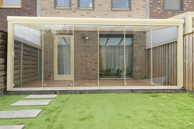 Glasschiebewand Matrix inkl. 10 mm ESG Klarglas in Cremeweiß RAL 9001